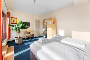 Schreibtisch, Babybetten, kostenloses WLAN