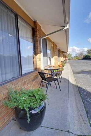 Outdoor dining - Tree Rose Motel Morwell (Morwell)
