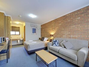 Desk, iron/ironing board, free WiFi, bed sheets - Tree Rose Motel Morwell (Morwell)