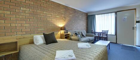 Deluxe Queen Room | Desk, iron/ironing board, free WiFi, bed sheets