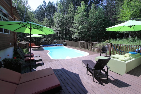 Utomhuspool, parasoller och solstolar