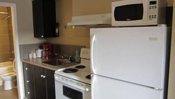 Chambre Standard, 1 grand lit | Cuisine privée | Réfrigérateur, four à micro-ondes, lave-vaisselle, cafetière-théière