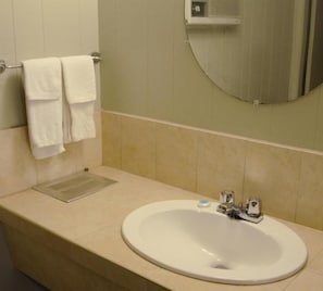 Combined shower/tub, deep soaking tub, hair dryer, towels - Trans Canada Motel (Kamloops)