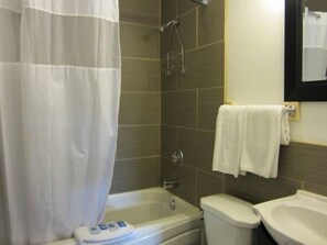 Kamar Standar, 2 Tempat Tidur Queen | Kamar mandi | Kombinasi shower/bathtub, bathtub besar, pengering rambut, dan handuk