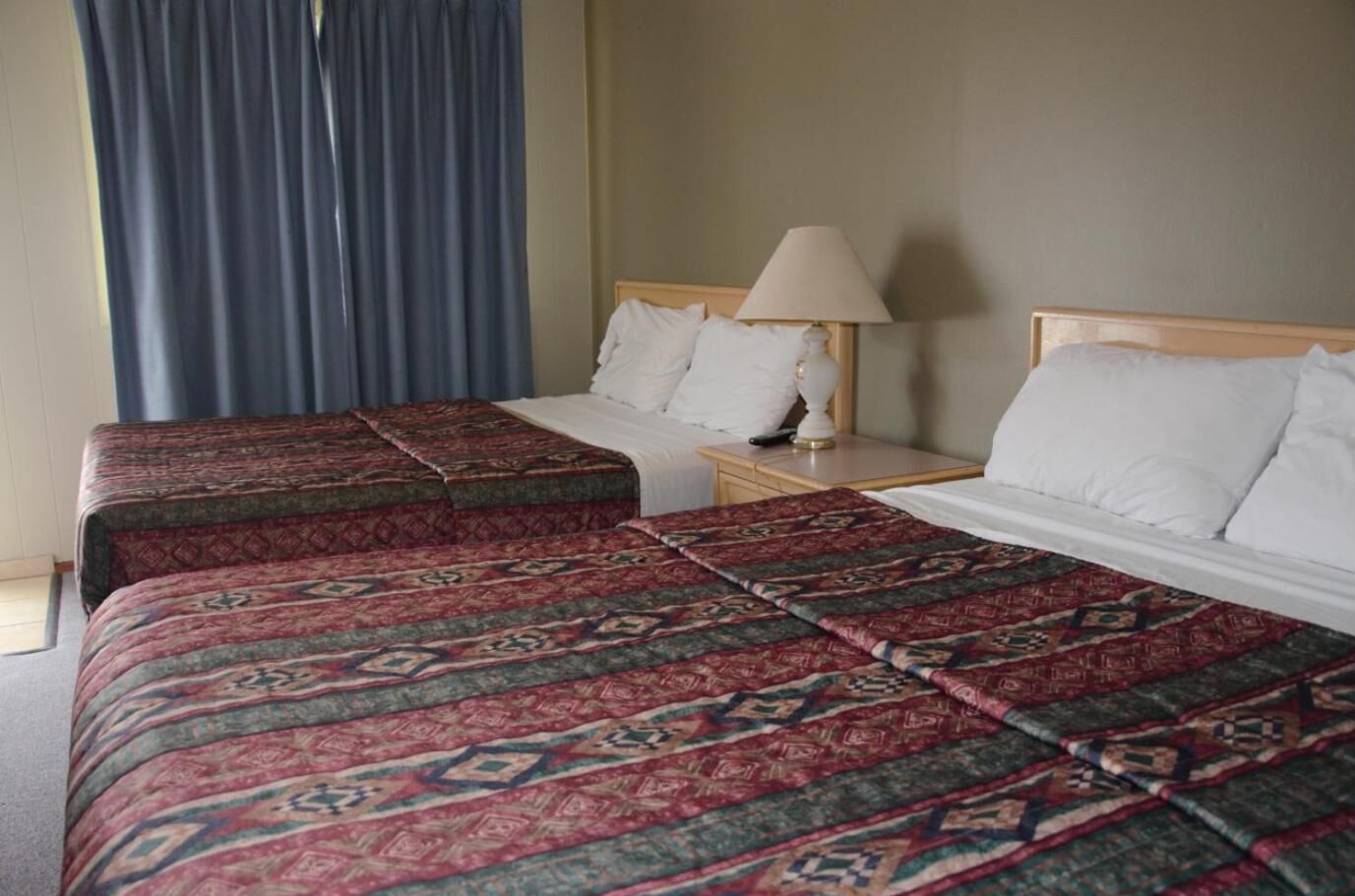 Cortinas opacas, wifi gratis, ropa de cama