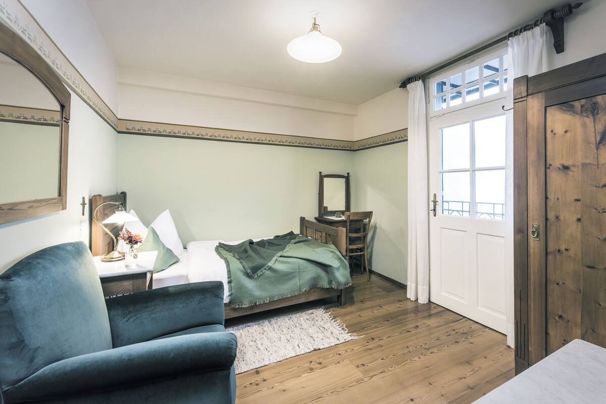 Kamar Single (Jugendstil) | Seprai premium, selimut bulu angsa, minibar, dan brankas