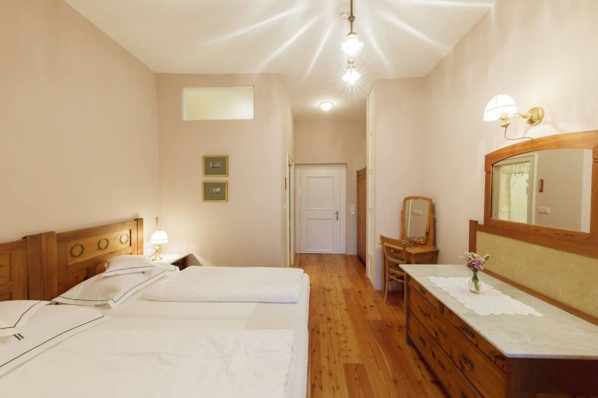 Kamar Double (Liberty) | Seprai premium, selimut bulu angsa, minibar, dan brankas
