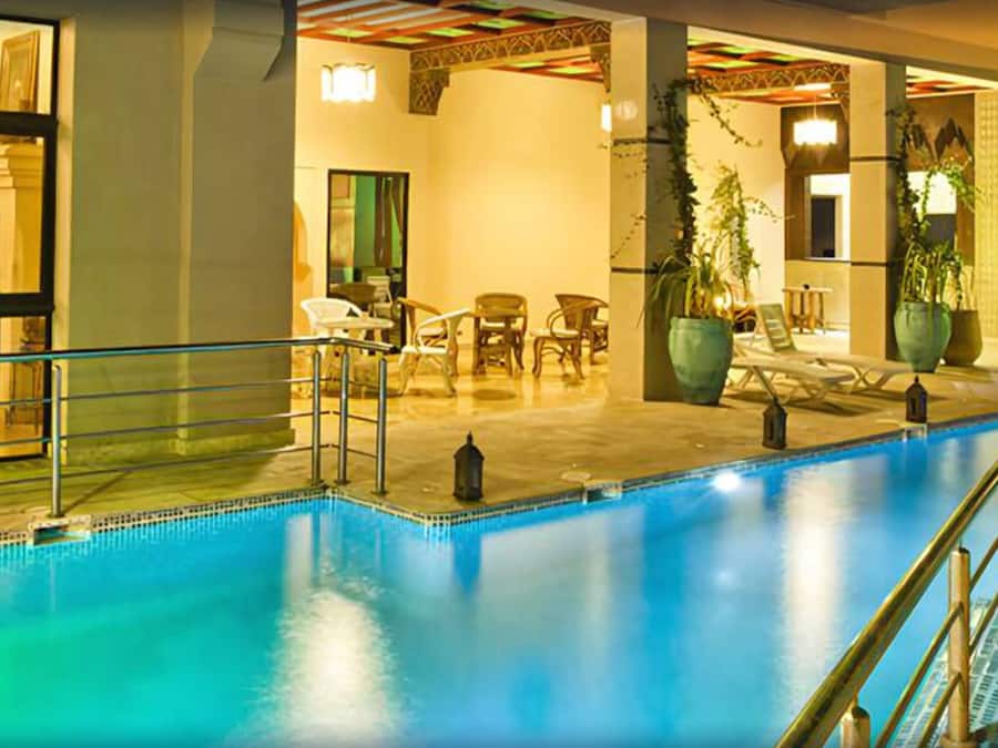 Alberca al aire libre y camastros