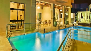 Piscine extérieure, chaises longues