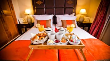 Minibar, coffres-forts dans les chambres, bureau, rideaux occultants