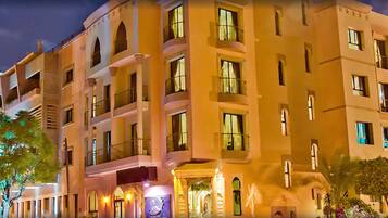 Fassade der Unterkunft – Abend/Nacht