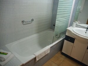 Cobertura, 2 quartos (2 adults) | Banheiro | Chuveiro/banheira combinados, secador de cabelo (mediante solicitação)