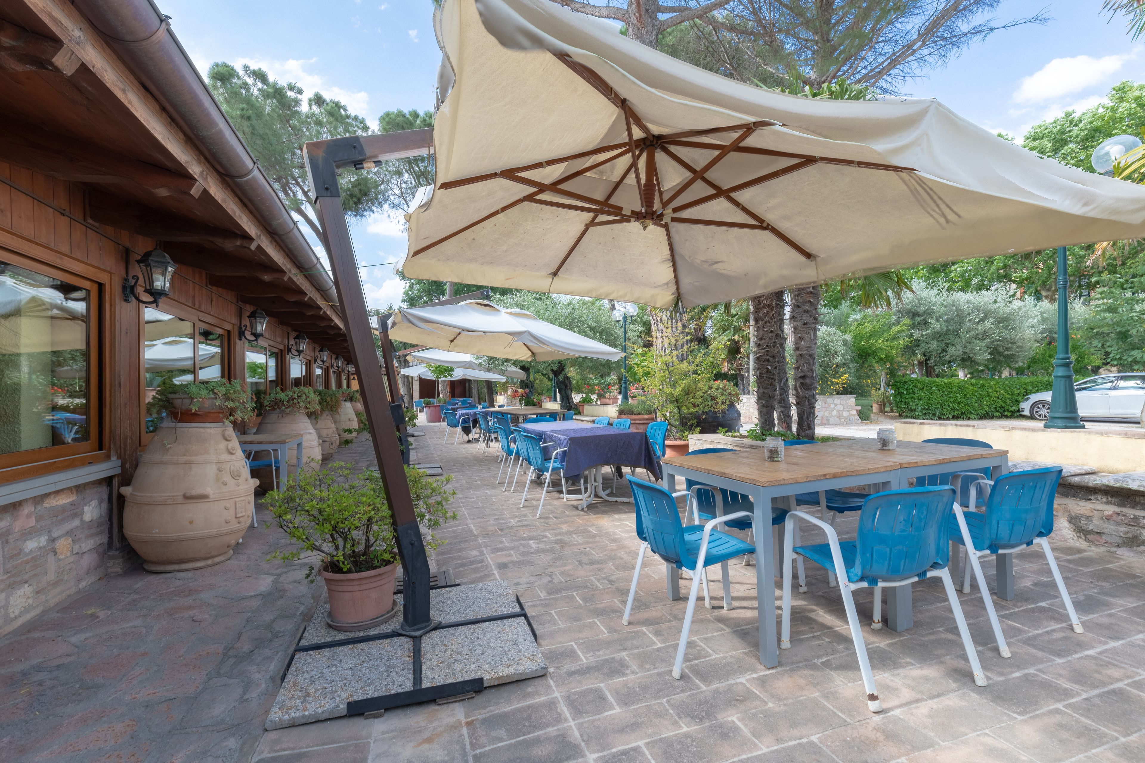 Frühstück, Mittagessen, italienische Küche, Blick auf den Garten 