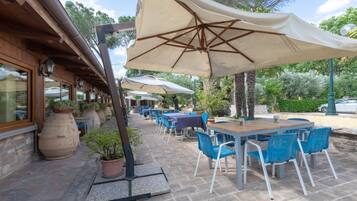 FrĂŒhstĂŒck, Mittagessen, italienische KĂŒche, Blick auf den Garten