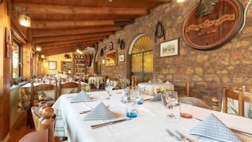 Frühstück, Mittagessen, italienische Küche, Blick auf den Garten