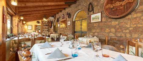 Breakfast, lunch, dinner served; Italian cuisine, garden views