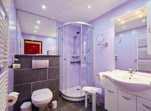 Chambre Simple Confort | Salle de bain | SĂšche-cheveux, serviettes fournies