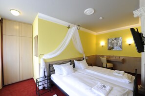 Junior Suite | Minibar, in-room safe, desk, iron/ironing board - Hotel Ambiente (Bad Bellingen)