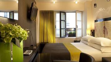 Habitación doble estándar, 1 cama matrimonial o 2 camas individuales | Minibar, caja de seguridad en la habitación y escritorio