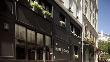 Vista frontal de la propiedad