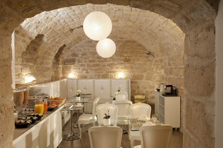 Daily buffet breakfast for a fee. Hôtel Caron le Marais