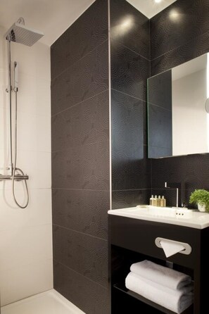 Hair dryer, towels - Hôtel Caron le Marais (Paris)