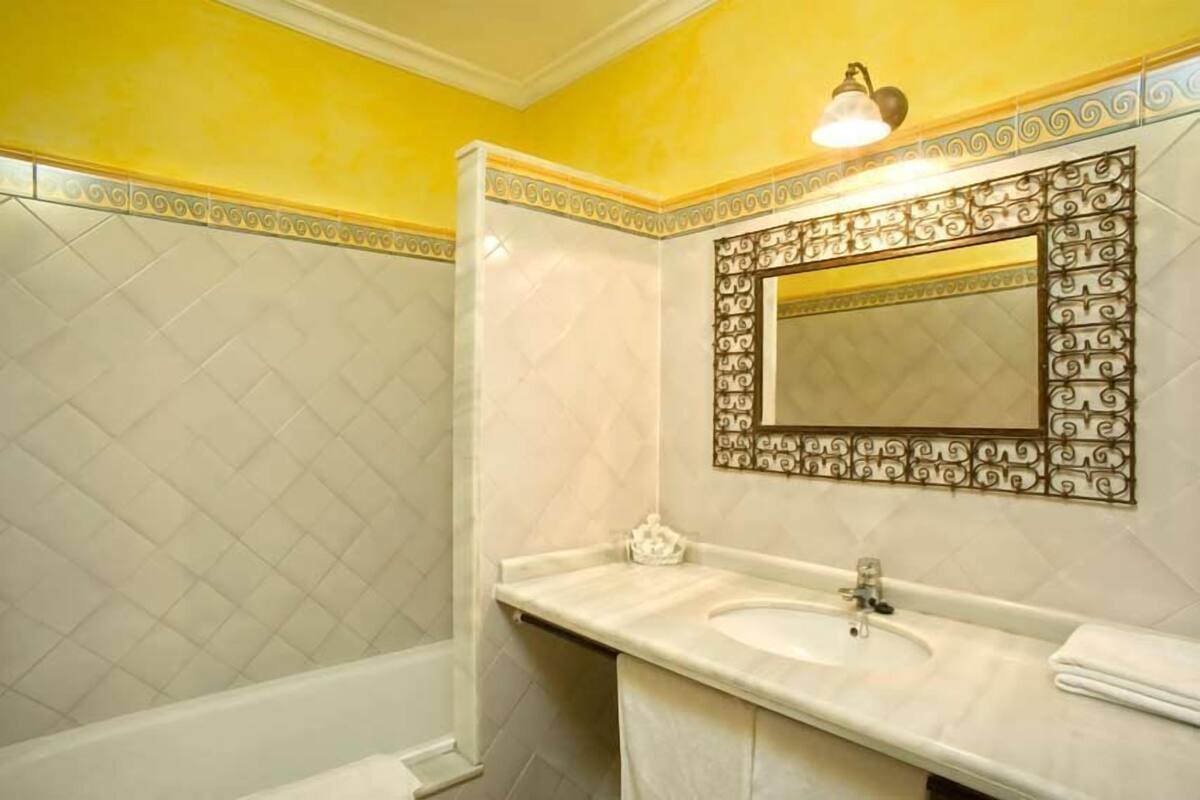 combined shower/bathtub, free toiletries