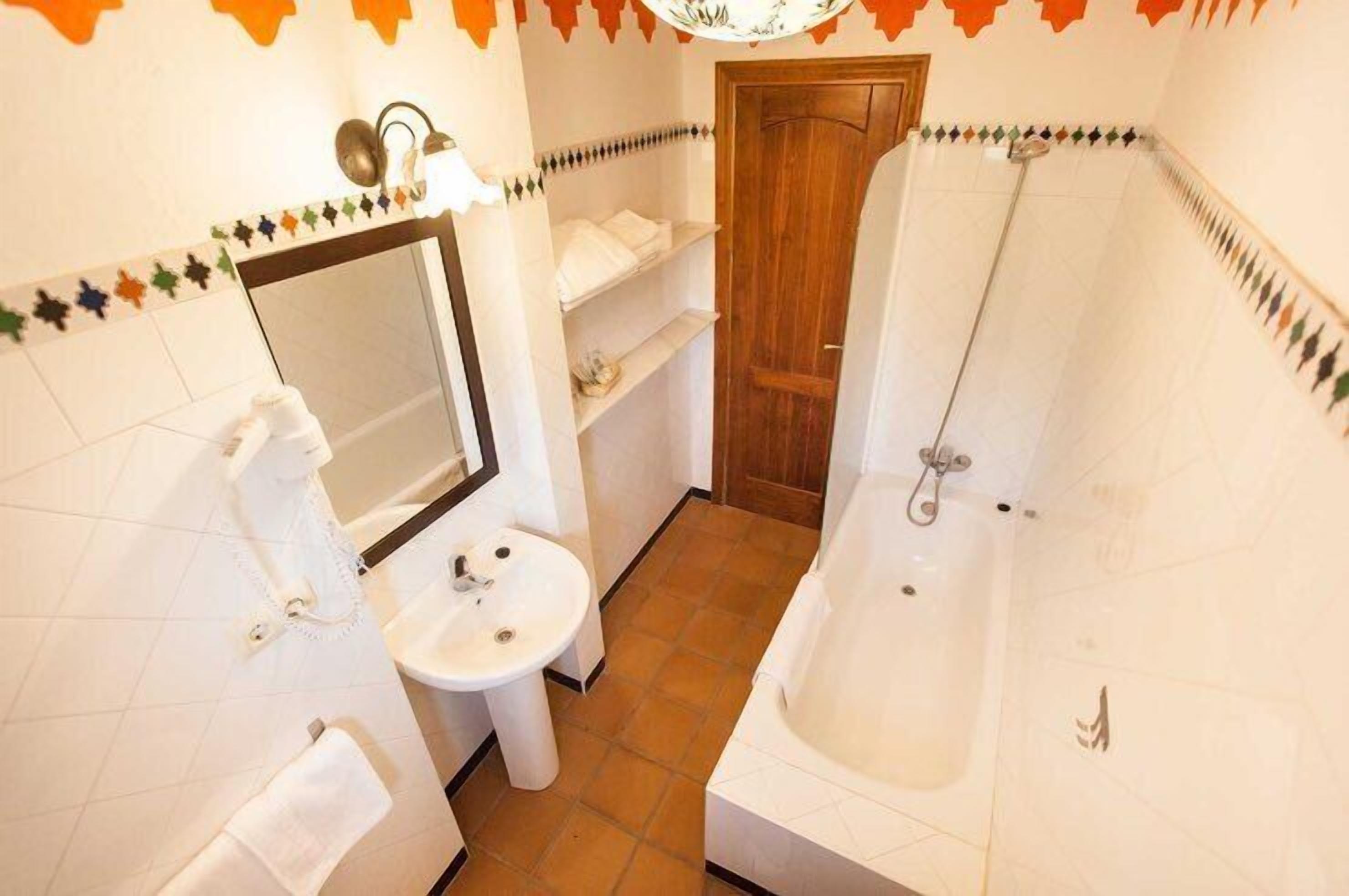 combined shower/bathtub, free toiletries