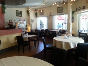 Breakfast, lunch and dinner served - Oranje Hotel Sittard (Sittard)