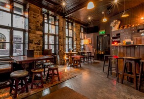 供应早餐、午餐和晚餐