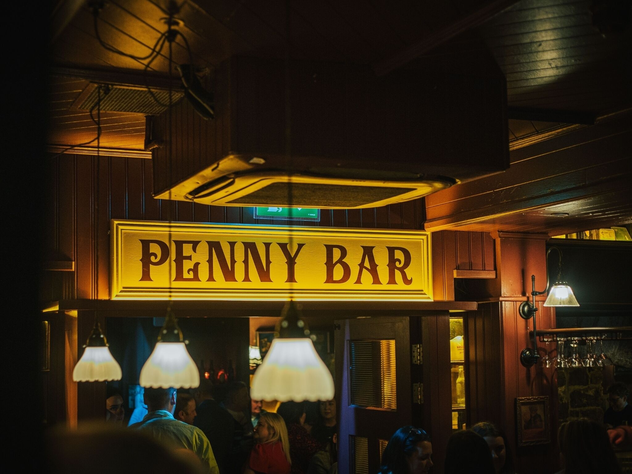 serves breakfast, lunch and dinner