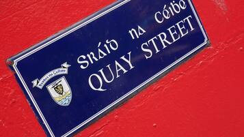 Señal de calle: Quay Street.