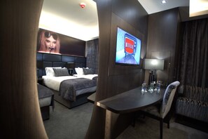 Zimmersafe, Schreibtisch, schallisolierte Zimmer, Bügeleisen/Bügelbrett