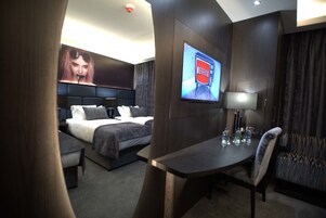 客房内保险箱、办公桌、隔音、熨斗/熨板