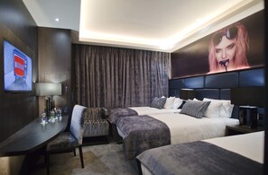 Driepersoonskamer | Badkamer |  milieuvriendelijk toiletgerief, een haardroger, handdoeken