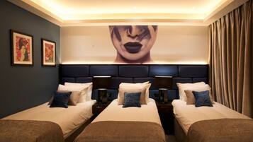 Habitación triple | Caja de seguridad en la habitación, escritorio y insonorización