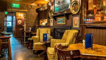 Sert le petit déjeuner, le déjeuner et le dîner