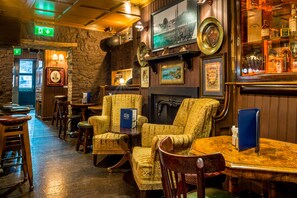 Serves breakfast, lunch, and dinner