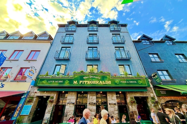 Serves breakfast, lunch, and dinner