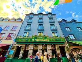 供应早餐、午餐和晚餐