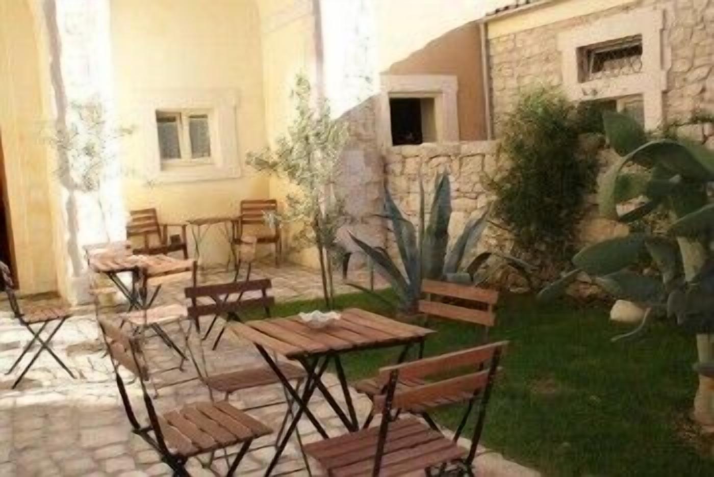 تناول الطعام بالخارج