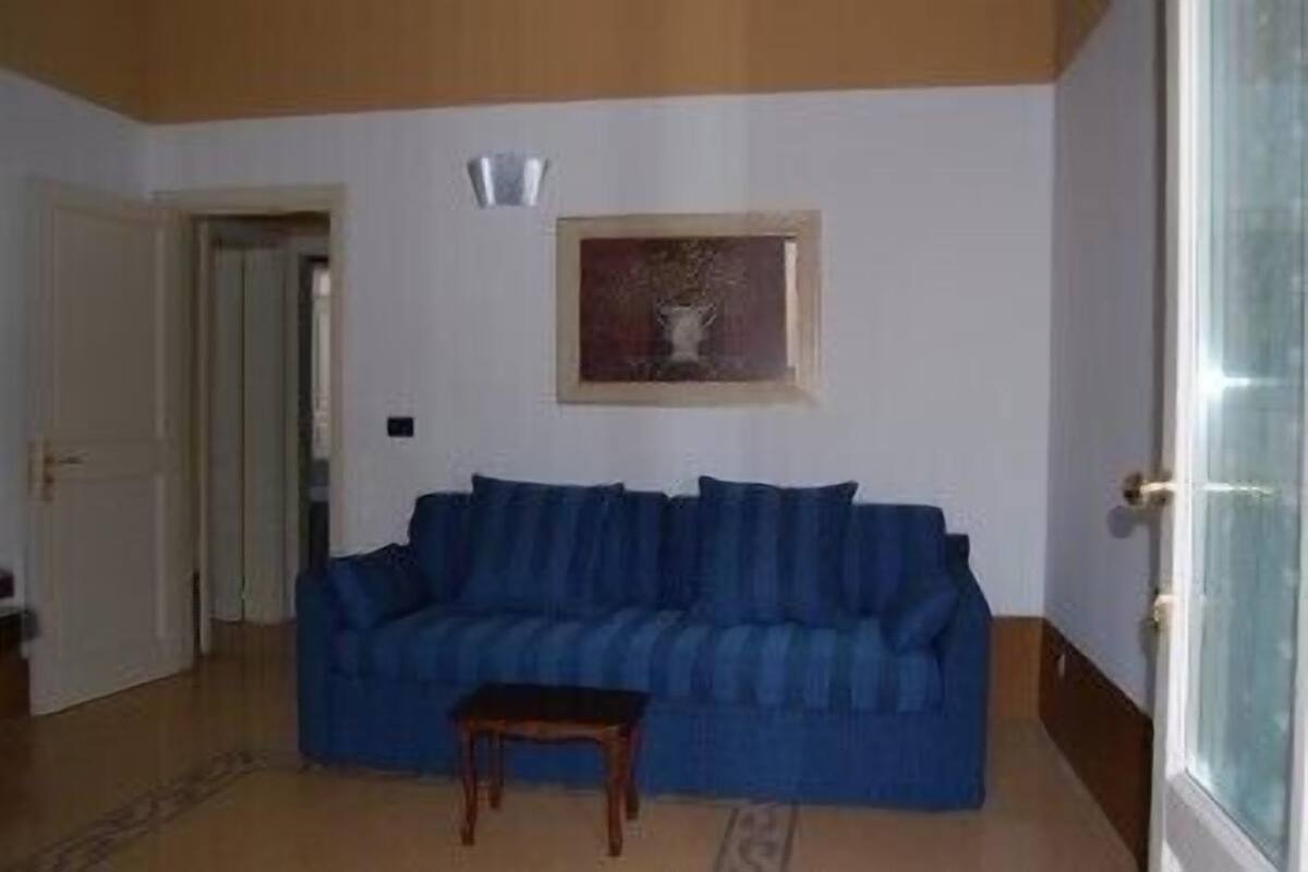 Suite ( for 3 people) | Ruang tamu | TV 
