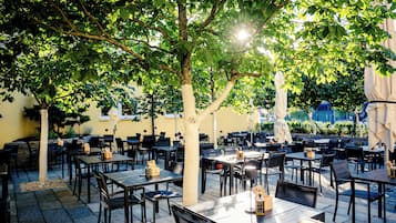 Lunch and dinner served, Italian cuisine