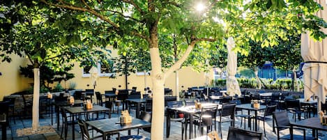 Lunch and dinner served, Italian cuisine
