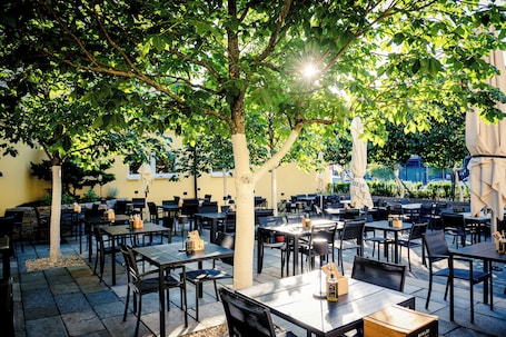 Lunch and dinner served, Italian cuisine