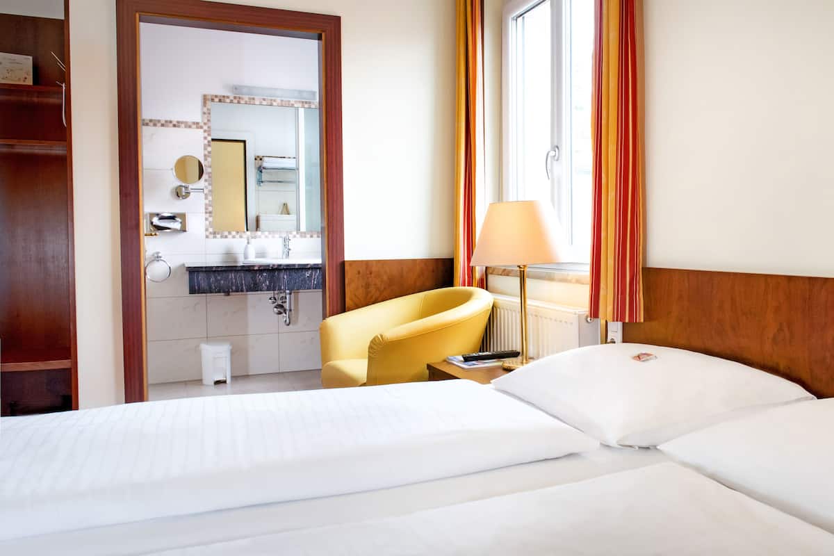 Klassieke tweepersoonskamer | Luxe beddengoed, pillowtop-bedden, een minibar, een kluis op de kamer