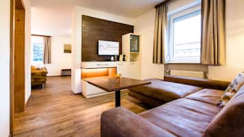 Business Suite | Living area | 42-inch flat-screen TV with satellite channels, TV