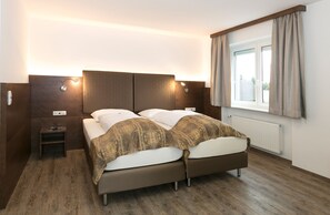 Ropa de cama de alta calidad, colchones con pillow-top y minibar 