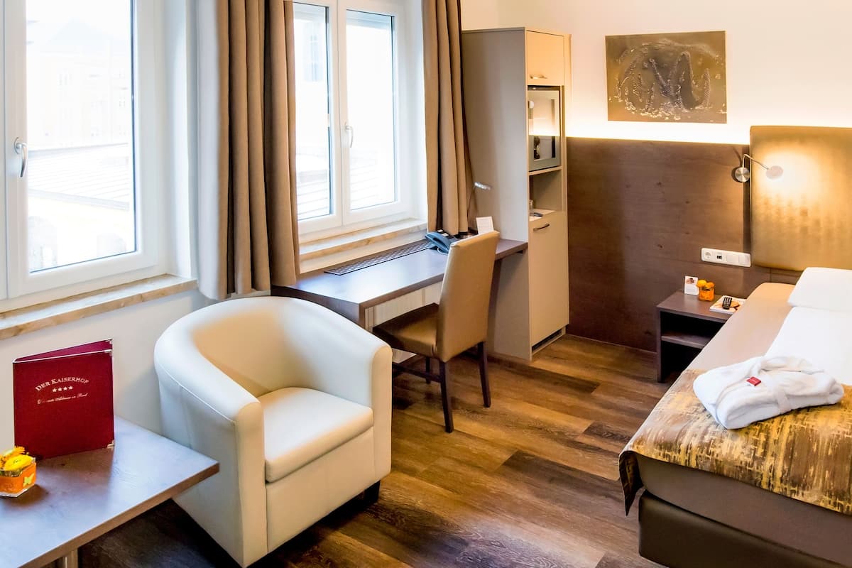 Business eenpersoonskamer | Luxe beddengoed, pillowtop-bedden, een minibar, een kluis op de kamer