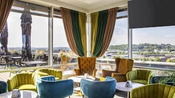 2 bars/lounges